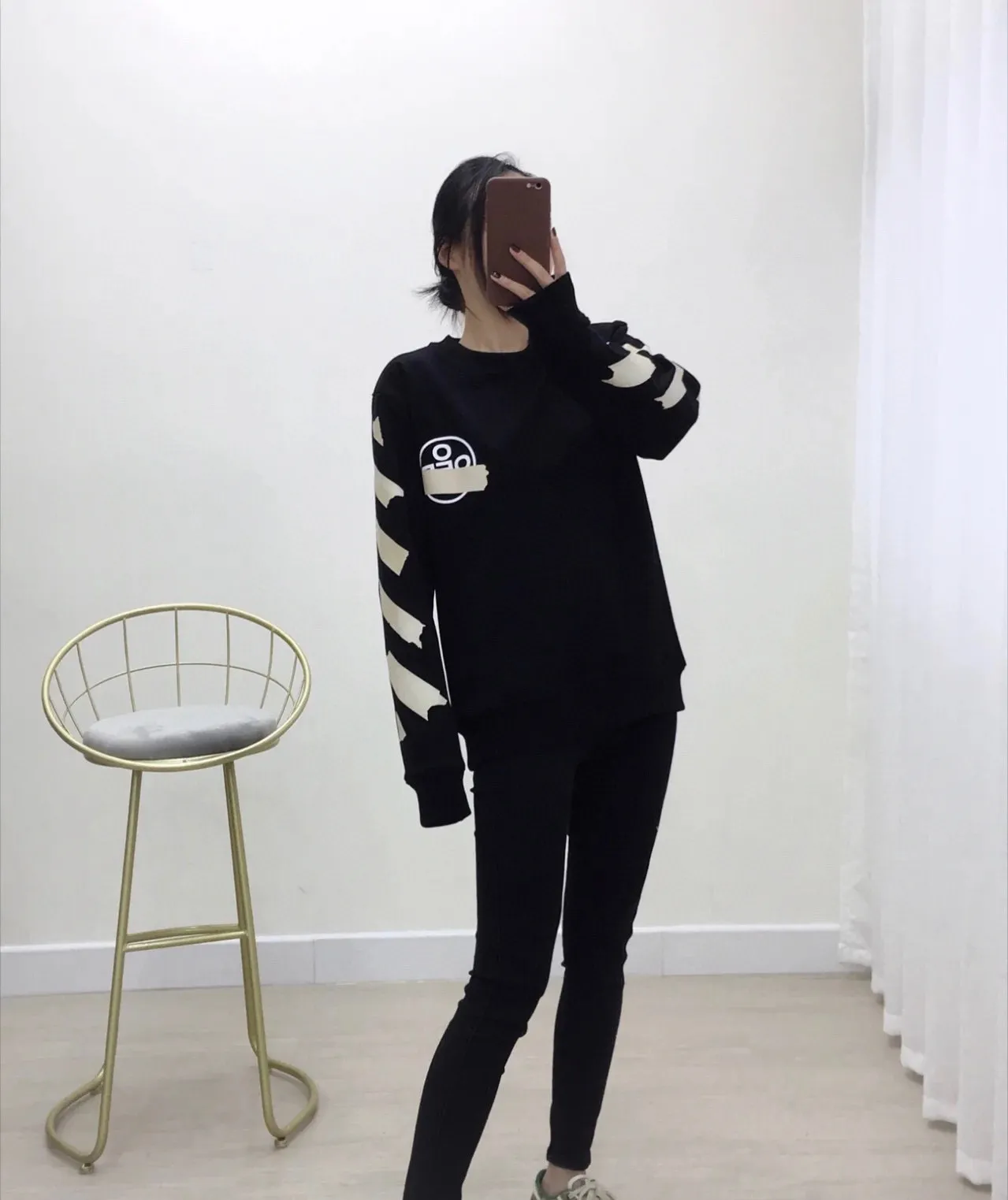 ♻️💯Upper body reference model picture❤️Top tested version OFF WHITE OW hot stamping tape printing male and female couple pure cotton loose same style pullover hooded sweatshirt The printing is done on a Japanese-owned Mimaki printing machine, with no edges or burrs. Inkjet heat transfer is hot-pressed and cold-teared, and the high temperature is 180 degrees. The front piece needs to be pressed twice (the second time requires 180kg of air pressure). The transparent fabric is anti-scratch and ironing, and the printing is fog-free. The semi-transparent tape in the front circle can reveal the part of the printing underneath. The golden printing color of the tape is not The flat color and tape printing overlap have different color depths. The wash label is also customized according to the original font. The accessories still use the full line of correct accessories. The rectangular woven collar label design is cancelled. The previous three-dimensional silicone feel font is changed to a fully woven collar label. Fluorescent fonts can be seen on the collar label. The five-link silicone hangtag, three-link washable label and zebra crossing packaging line are still the same. 480g pure cotton terry fabric, a major launch with full drape. A full set of customized accessories, one-to-one mold opening, professional ow. Size: XS-L Size chart